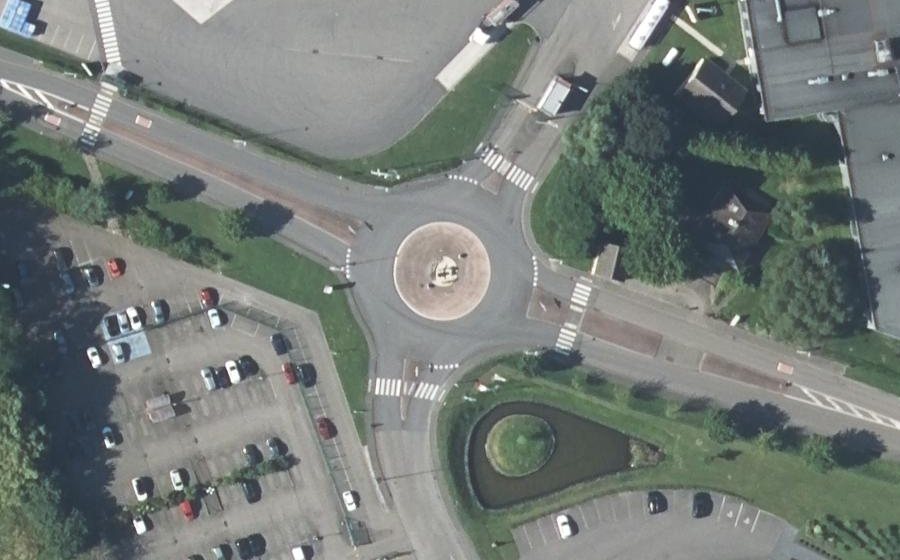 Vue aérienne du Rond-point anonyme n°206515240