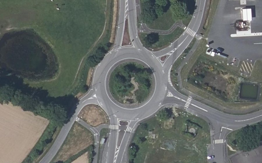 Vue aérienne du Rond-point anonyme n°206624604