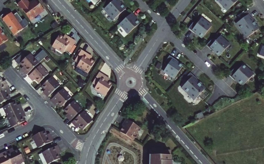 Vue aérienne du Rond-point anonyme n°206668359