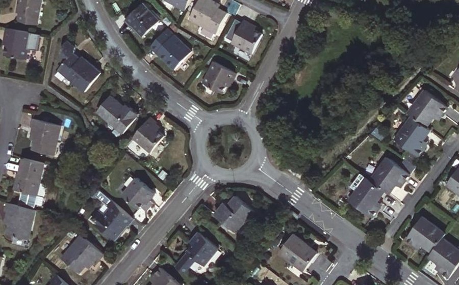 Vue aérienne du Rond-point anonyme n°206740575