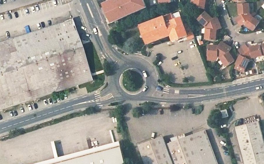 Vue aérienne du Rond-point anonyme n°206773637