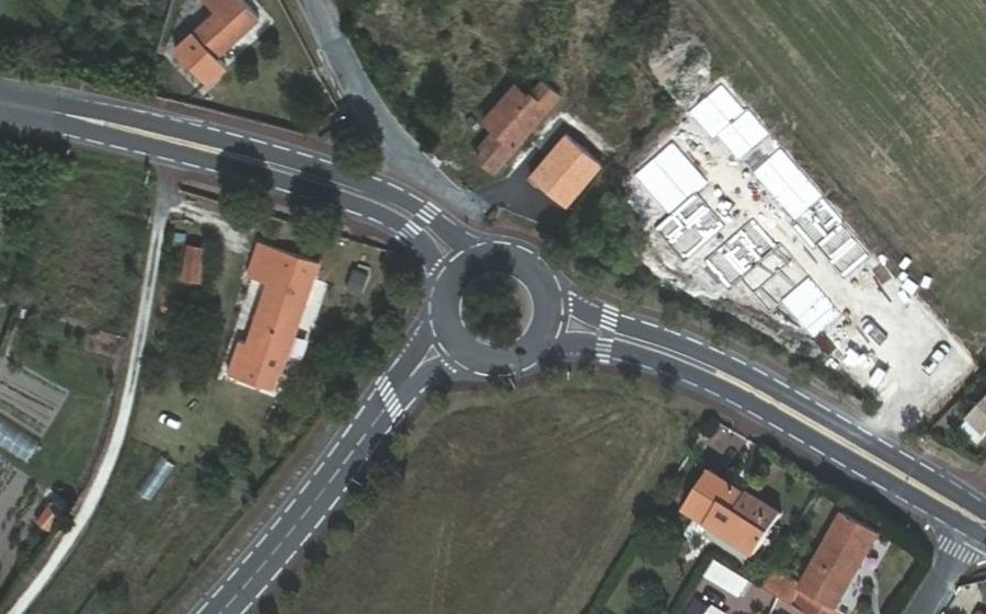 Vue aérienne du Rond-point anonyme n°20681404