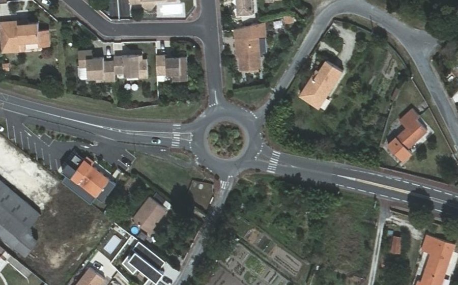 Vue aérienne du Rond-point anonyme n°20681912
