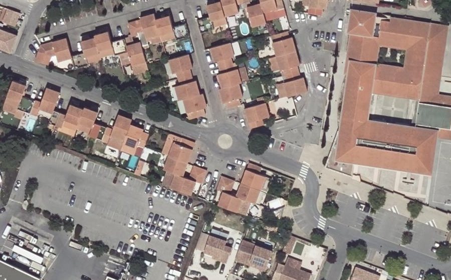 Vue aérienne du Rond-point anonyme n°206851145