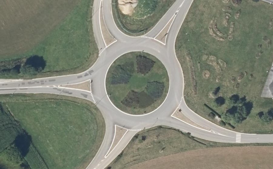 Vue aérienne du Rond-point anonyme n°206883425