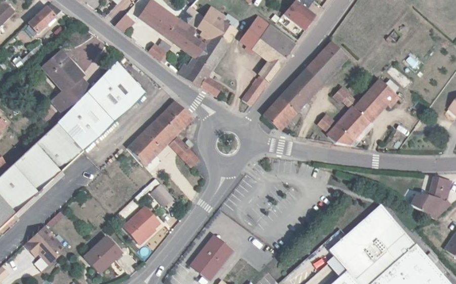 Vue aérienne du Rond-point anonyme n°206972038