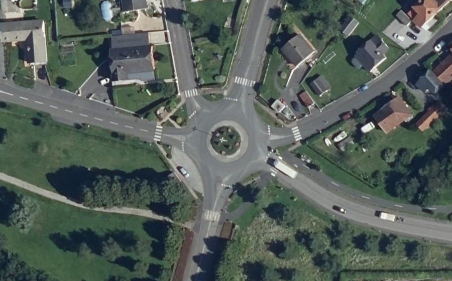 Vue aérienne du Rond-point anonyme n°206973854