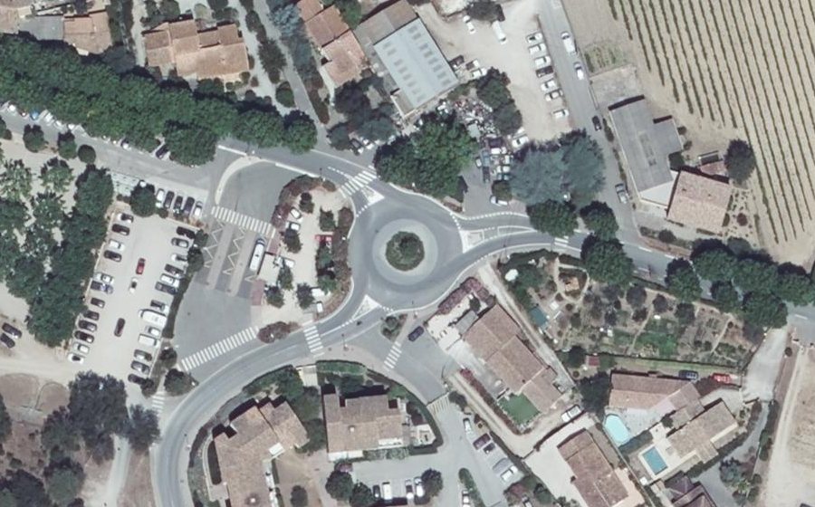 Vue aérienne du Rond-point anonyme n°206974875