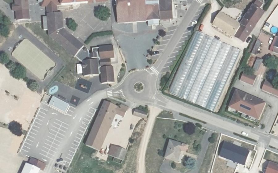 Vue aérienne du Rond-point anonyme n°206975111