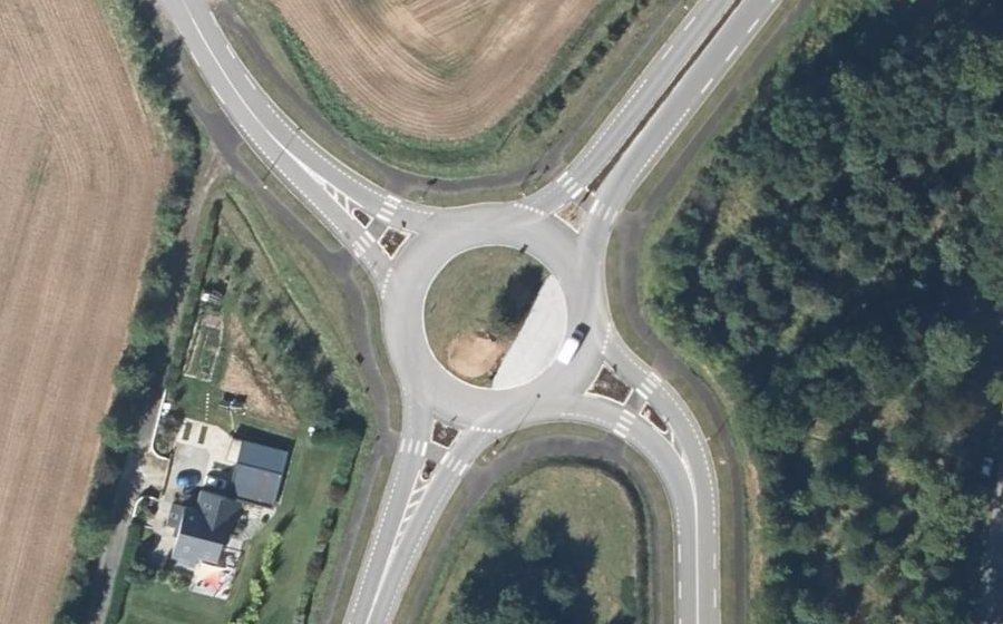 Vue aérienne du Rond-point anonyme n°207051816