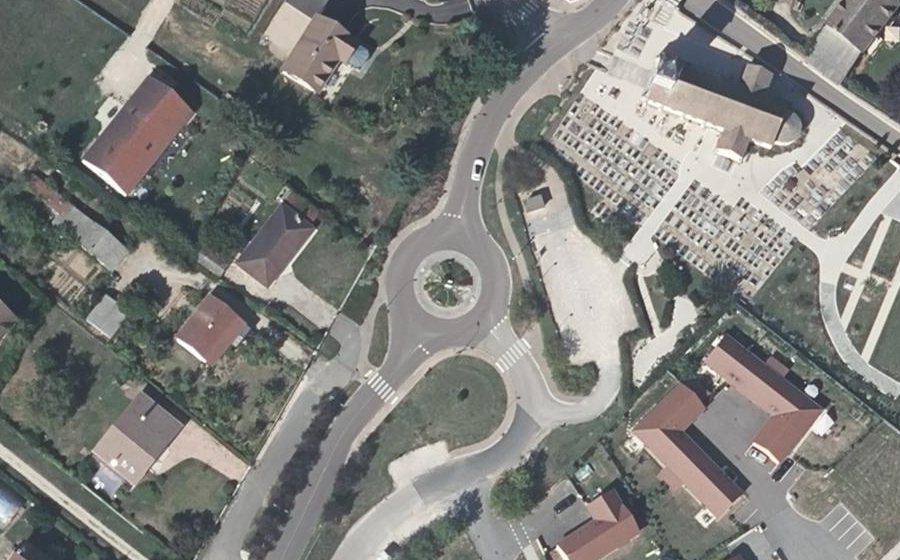 Vue aérienne du Rond-point anonyme n°207064112