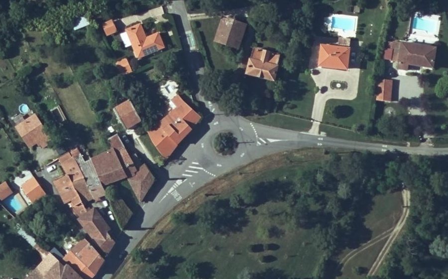 Vue aérienne du Rond-point anonyme n°207078037