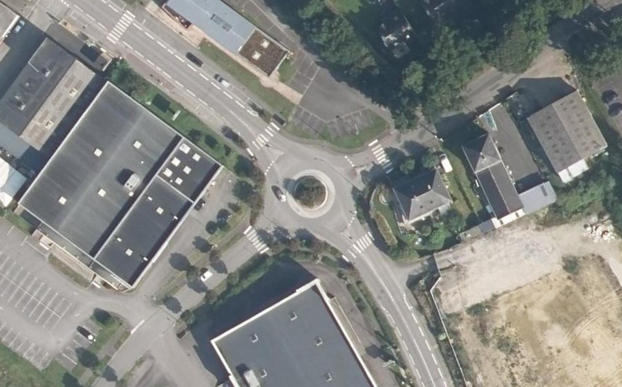 Vue aérienne du Rond-point anonyme n°207089537
