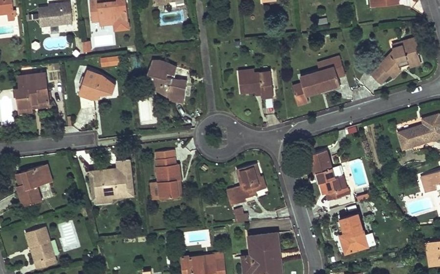 Vue aérienne du Rond-point anonyme n°207126016