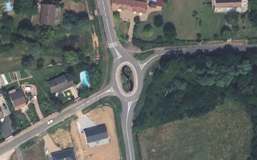 Vue aérienne du Rond-point anonyme n°207147011