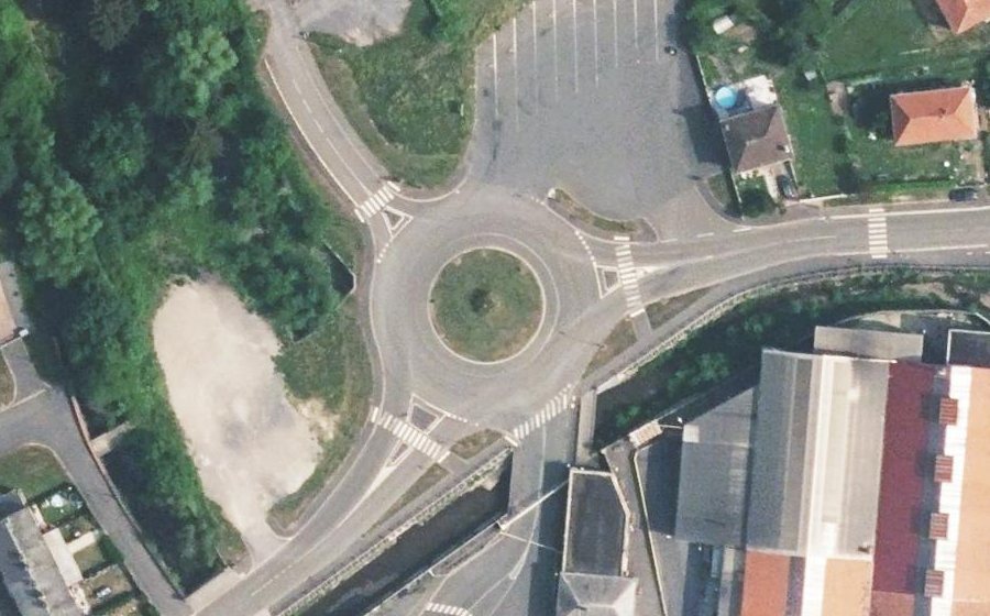 Vue aérienne du Rond-point anonyme n°207158839