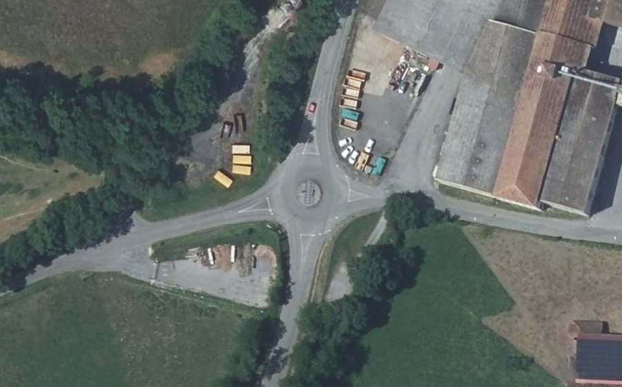 Vue aérienne du Rond-point anonyme n°207165872