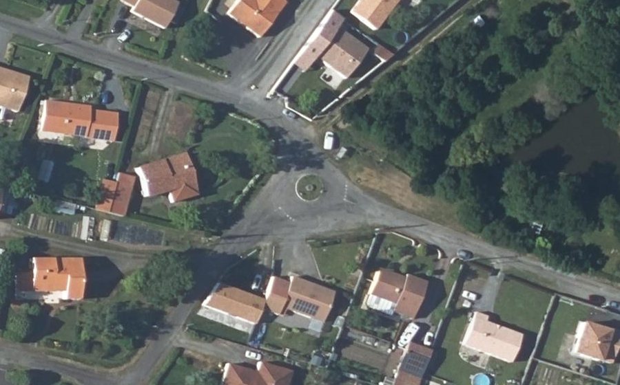 Vue aérienne du Rond-point anonyme n°207180329