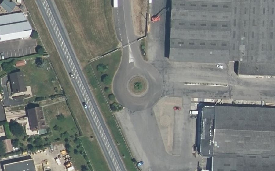 Vue aérienne du Rond-point anonyme n°207183786