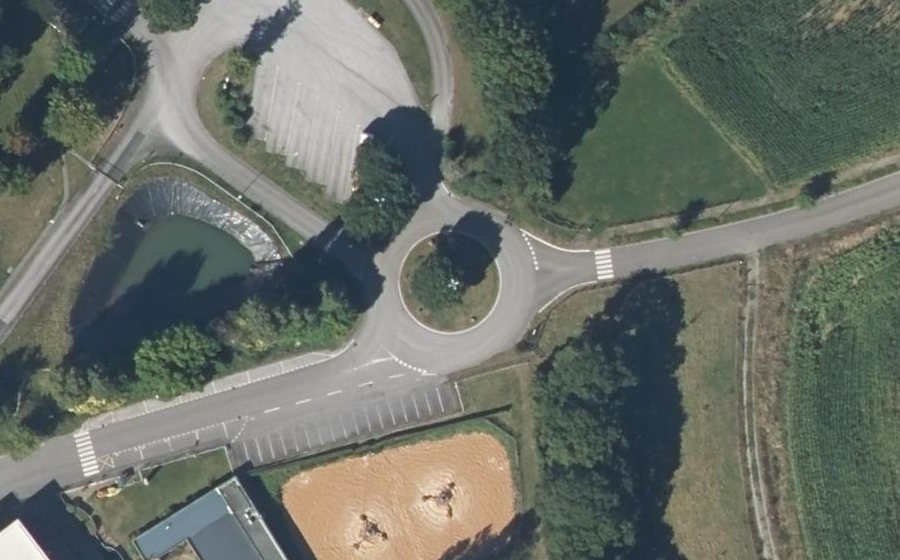 Vue aérienne du Rond-point anonyme n°207204786