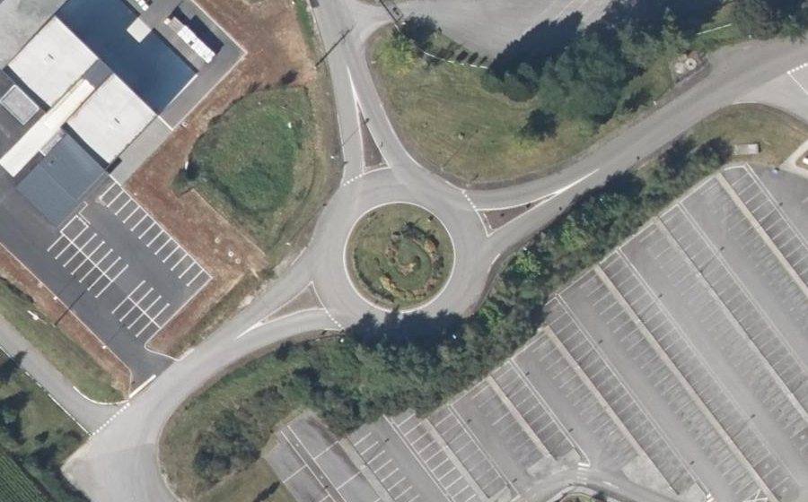 Vue aérienne du Rond-point anonyme n°207204789