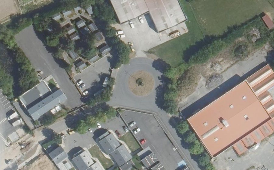 Vue aérienne du Rond-point anonyme n°207236702