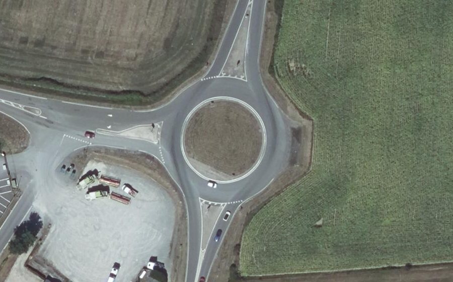Vue aérienne du Rond-point anonyme n°207290751