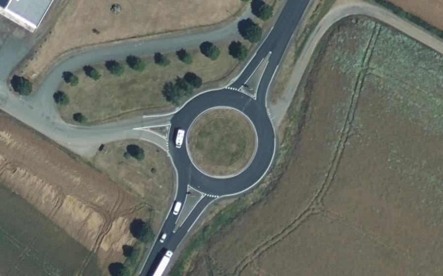 Vue aérienne du Rond-point anonyme n°207299798