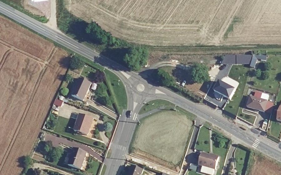 Vue aérienne du Rond-point anonyme n°207306138