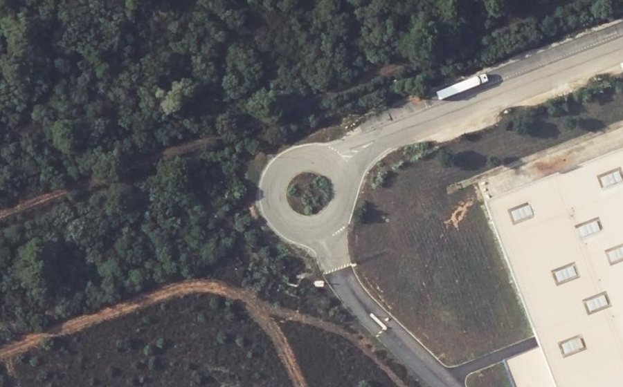 Vue aérienne du Rond-point anonyme n°207319244