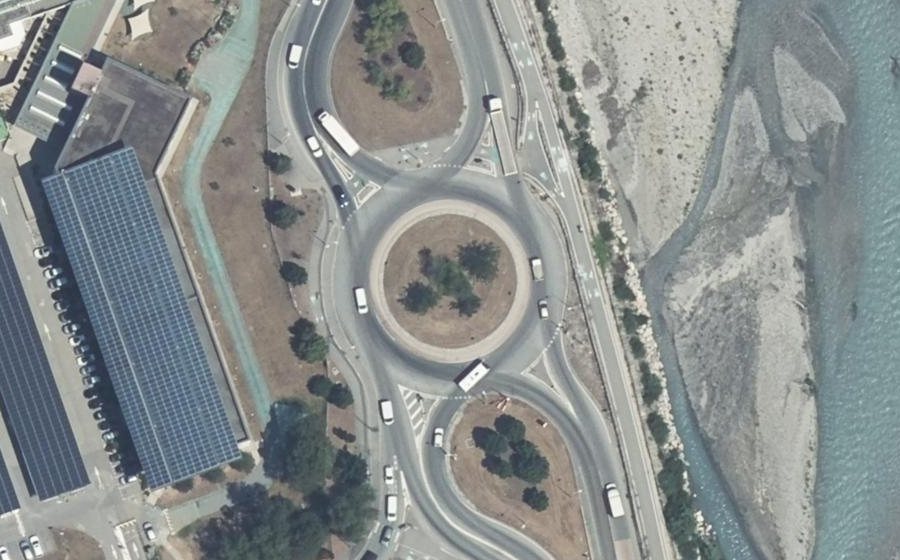Vue aérienne du Rond-point anonyme n°207373565