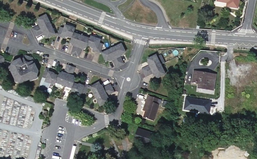 Vue aérienne du Rond-point anonyme n°207379364