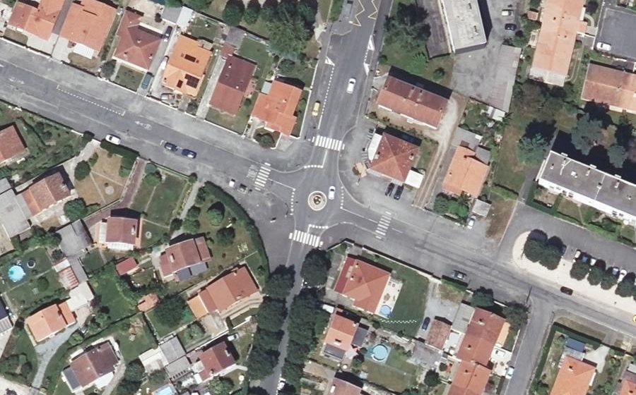 Vue aérienne du Rond-point anonyme n°207379366