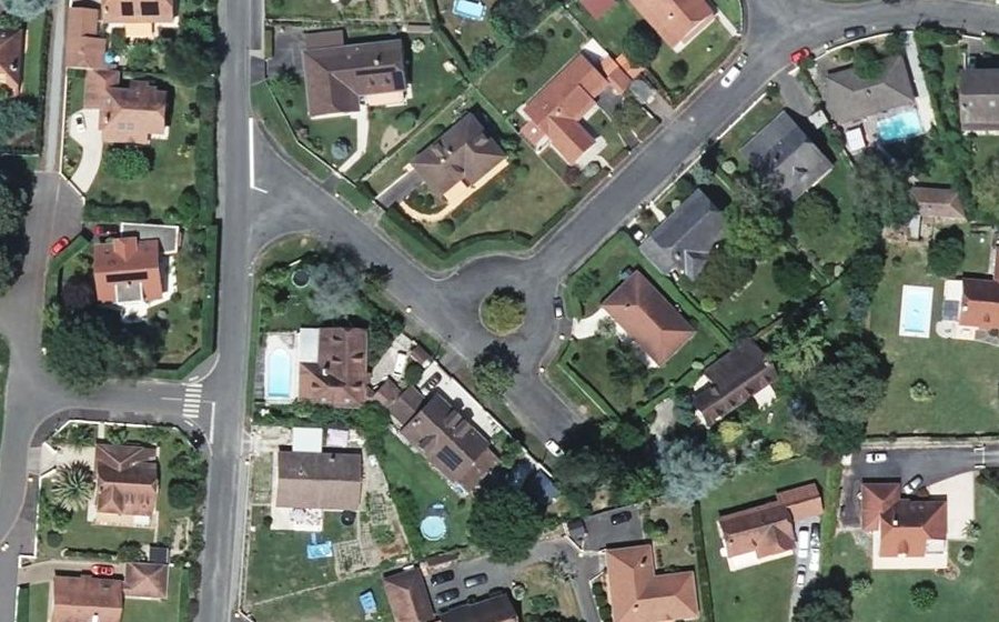 Vue aérienne du Rond-point anonyme n°207379368