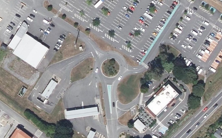 Vue aérienne du Rond-point anonyme n°207379369