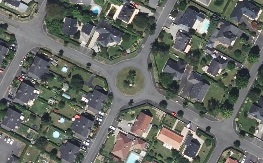 Vue aérienne du Rond-point anonyme n°207379371