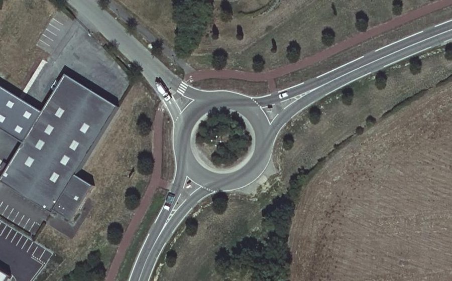 Vue aérienne du Rond-point anonyme n°207458773