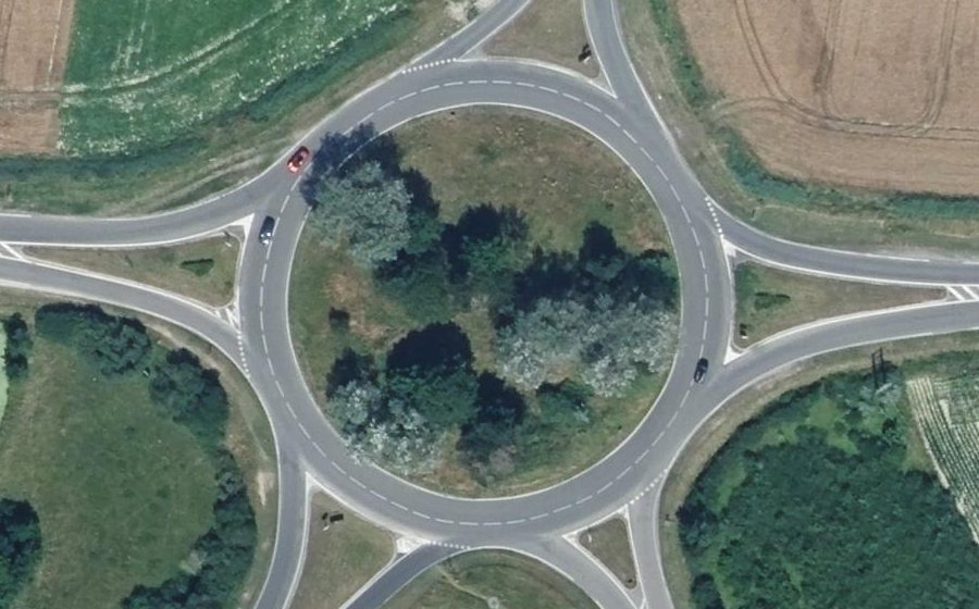 Vue aérienne du Rond-point anonyme n°207459652