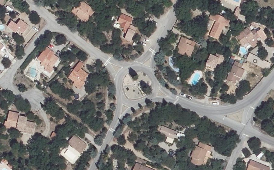 Vue aérienne du Rond-point anonyme n°207471241