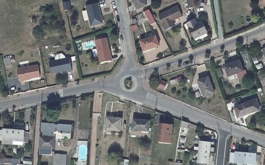 Vue aérienne du Rond-point anonyme n°207515124