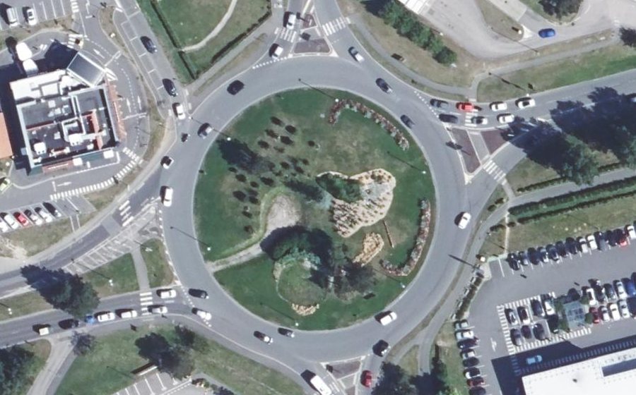 Vue aérienne du Rond-point anonyme n°207523298