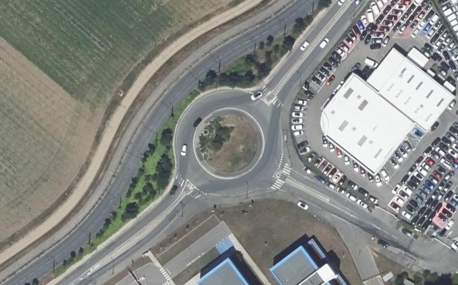 Vue aérienne du Rond-point anonyme n°207538299