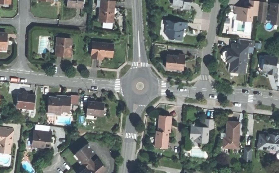 Vue aérienne du Rond-point anonyme n°207638940