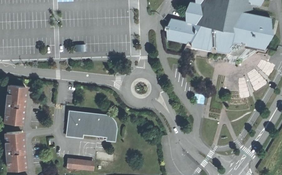 Vue aérienne du Rond-point anonyme n°207644555