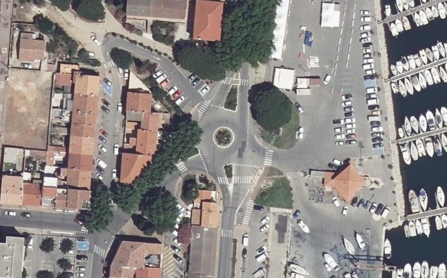 Vue aérienne du Rond-point anonyme n°207654646