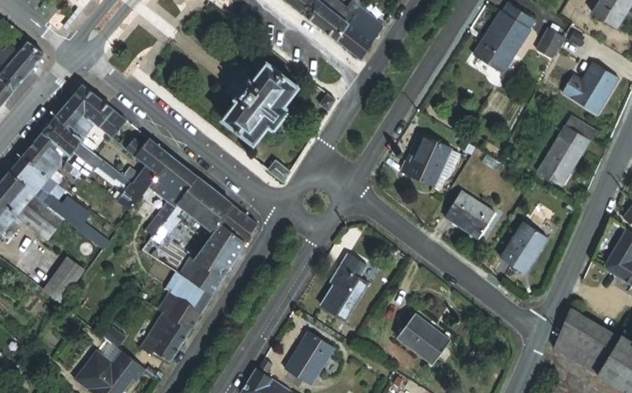 Vue aérienne du Rond-point anonyme n°207716358