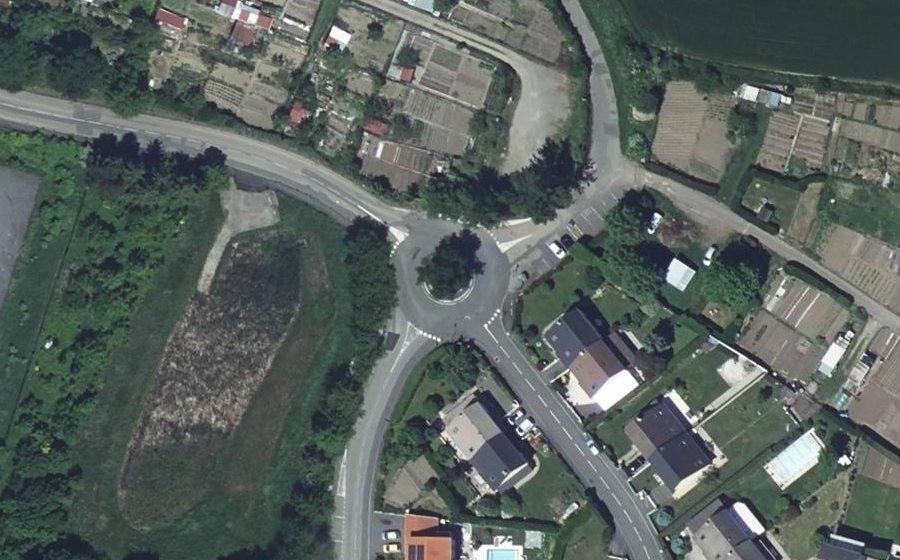 Vue aérienne du Rond-point anonyme n°207728799