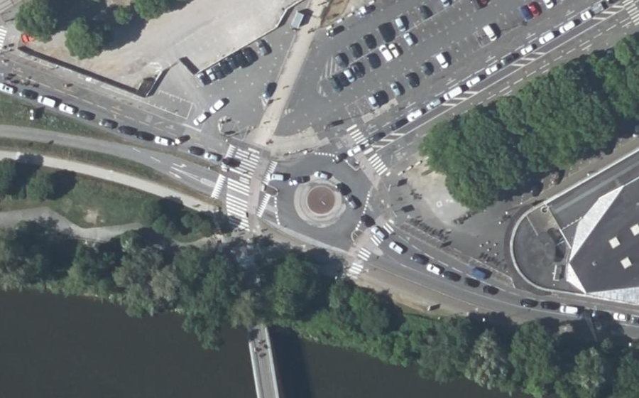 Vue aérienne du Rond-point anonyme n°207734349