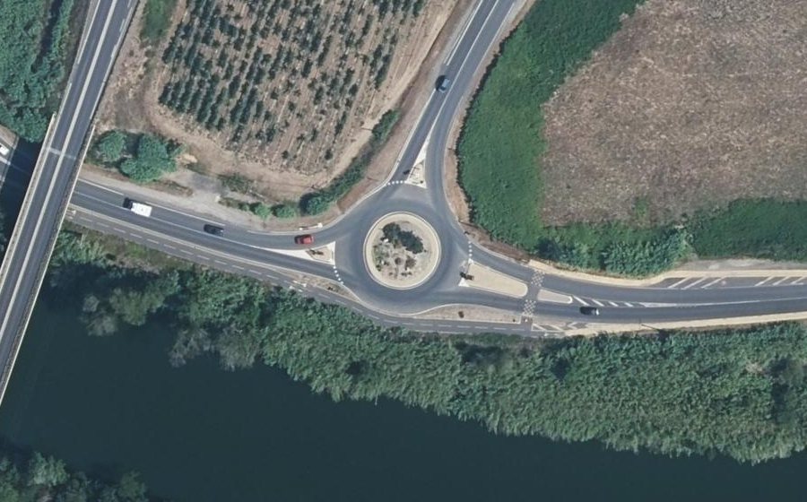 Vue aérienne du Rond-point anonyme n°207734674
