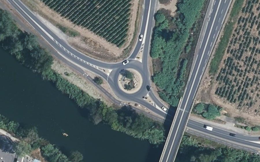 Vue aérienne du Rond-point anonyme n°207734676